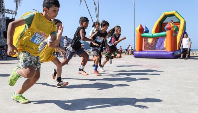 Agita Kids e Basquete 3×3 atrai mais de 700 pessoas em domingo ensolarado na Praça Pôr do Sol
