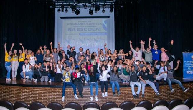 Estudantes da rede municipal participam de evento sobre cidadania e justiça