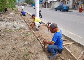 Prefeitura de São Sebastião investe em infraestrutura urbana e inicia construção de calçada no bairro Jaraguá