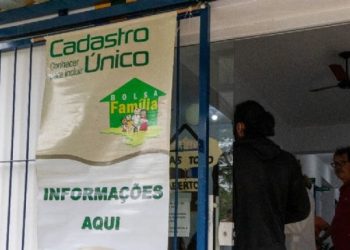Moradores do bairro Topolândia recebem atendimentos de programas assistenciais pela Ação Social Móvel