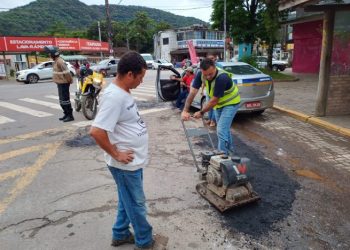 Prefeitura de São Sebastião efetua operação tapa-buraco no bairro de Boiçucanga