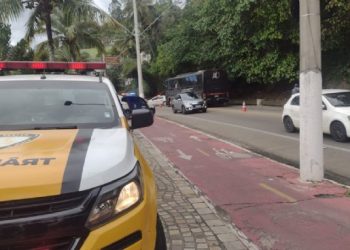 Departamento de Trânsito atende ocorrência de acidente entre motocicleta e ônibus no Pontal da Cruz