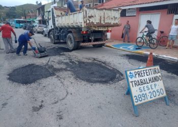 Prefeitura de São Sebastião realiza ação tapa-buracos nos bairros Topolândia e Olaria