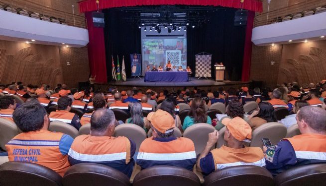 Treinamento preparatório da Operação Chuvas de Verão 23/24 leva agentes da Defesa Civil para área de risco no Itatinga