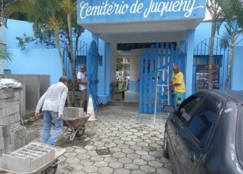 Prefeitura de São Sebastião realiza ação de limpeza em cemitérios municipais para Dia dos Finados