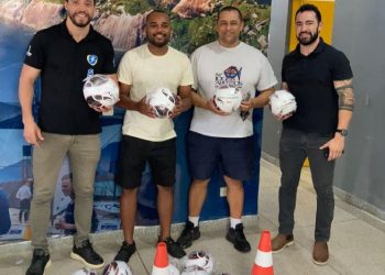Prefeitura de São Sebastião entrega materiais esportivos para equipes da cidade