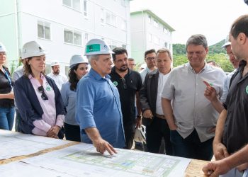 Prefeito Felipe Augusto e Governador Tarcísio de Freitas: Parceria de sucesso resulta em 1.430 novas moradias em São Sebastião