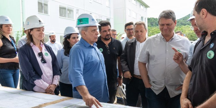 Prefeito Felipe Augusto e Governador Tarcísio de Freitas: Parceria de sucesso resulta em 1.430 novas moradias em São Sebastião