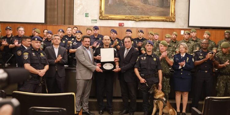 Prefeito de São Sebastião, Felipe Augusto, participa de homenagem à Guarda Civil Metropolitana por atuação na calamidade de fevereiro