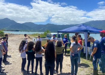 Agentes Socioambientais realizam limpeza de mangue em parceria com escola estadual