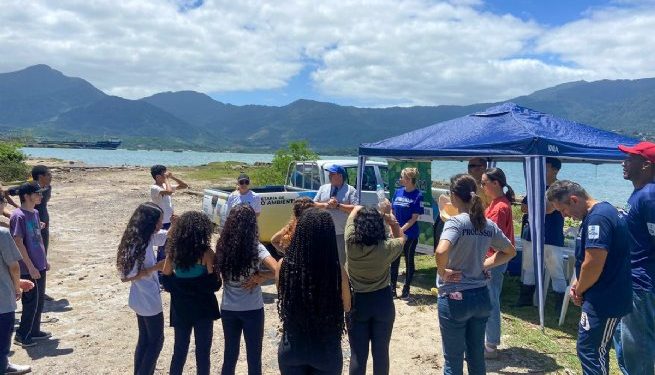 Agentes Socioambientais realizam limpeza de mangue em parceria com escola estadual