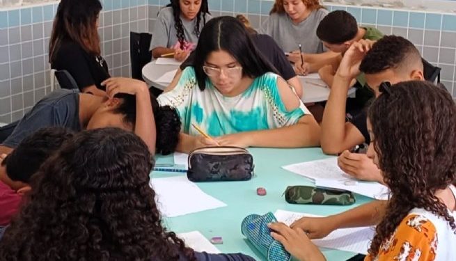 Alunos participam de concurso de redação sobre a paz promovido pelo Lions Clube Internacional
