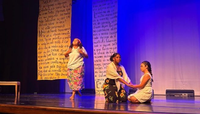 Grupo da Escola Prof.ª Cynthia Cliquet Luciano se apresenta no Festival de Teatro Adolescente VQV Brasil
