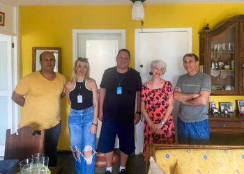 Divisão Socioambiental da Prefeitura de São Sebastião leva programa ambiental ‘Porta a Porta’ para condomínio no Pontal