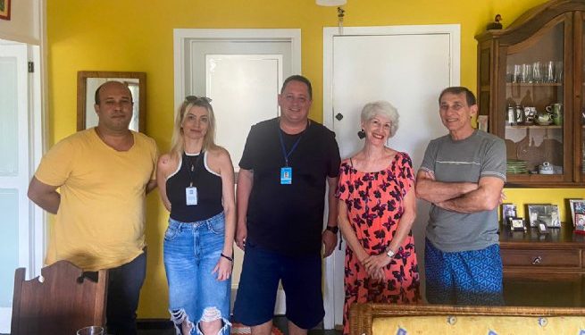 Divisão Socioambiental da Prefeitura de São Sebastião leva programa ambiental ‘Porta a Porta’ para condomínio no Pontal