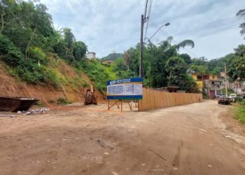 Prefeitura inicia obra de contenção e drenagem na R. Arthur Leal de Almeida, em Boiçucanga.