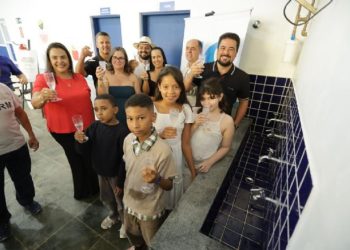 Escola no Sertão de Cambury recebe água tratada e prefeito anuncia diversas obras para a região