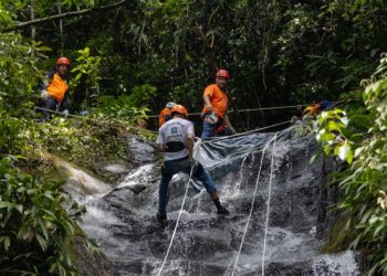 Guardas Mirins participam de treinamento de rapel com a Defesa Civil na cachoeira da Reserva du Moulin