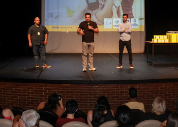 Prefeito Felipe Augusto entrega monitores de glicemia para pacientes com Diabetes Mellitus tipo 1
