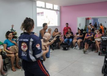 Mais de 30 pessoas participam de treinamento gratuito sobre Técnica de Desengasgo de Bebês