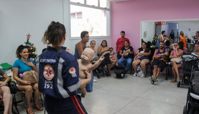 Mais de 30 pessoas participam de treinamento gratuito sobre Técnica de Desengasgo de Bebês