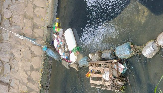 Ecobarreira do córrego Mãe Isabel acumula 53kg de resíduos