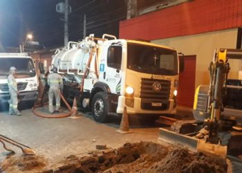 Fiscais ambientais da SEMAM fiscalizam extravasamento de esgoto na região central