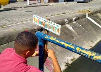 Divisão Socioambiental da Prefeitura de São Sebastião realiza ação de ‘Porta a Porta’ para melhoria de córrego na Topolândia