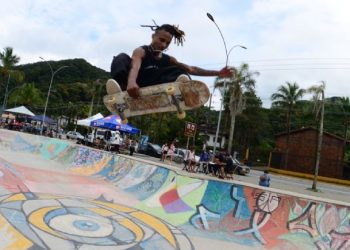 Campeonato Skate Camp Fest tem show de manobras na Arena Esportiva de Boiçucanga