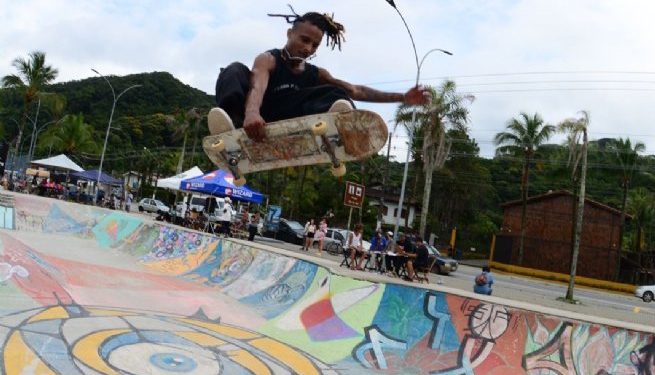 Campeonato Skate Camp Fest tem show de manobras na Arena Esportiva de Boiçucanga