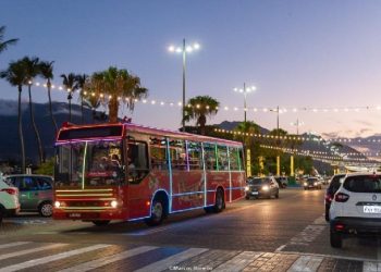 Ônibus Iluminado Natalino faz trajetos pelo Centro Histórico de São Sebastião