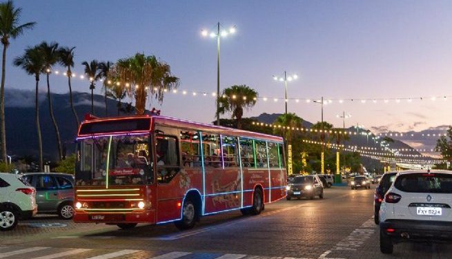 Ônibus Iluminado Natalino faz trajetos pelo Centro Histórico de São Sebastião