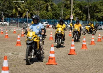 Agentes de Trânsito de São Sebastião fazem curso de direção defensiva em motocicleta