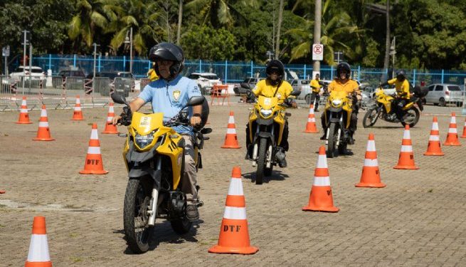 Agentes de Trânsito de São Sebastião fazem curso de direção defensiva em motocicleta