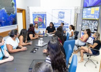 Prefeito Felipe Augusto recebe alunos de faculdade fechada e garante transporte universitário