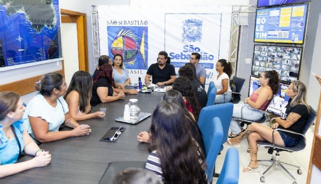 Prefeito Felipe Augusto recebe alunos de faculdade fechada e garante transporte universitário