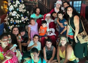 Alunos da Ilha do Montão de Trigo assistem a chegada do Papai Noel na Rua da Praia