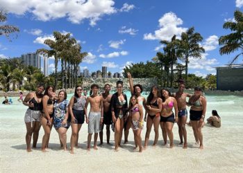 Grupo de teatro da Escola Municipal Profª Cynthia Cliquet Luciano participa de passeio em parque aquático