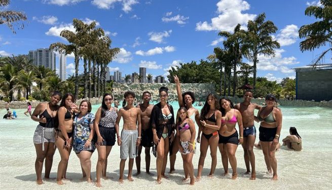 Grupo de teatro da Escola Municipal Profª Cynthia Cliquet Luciano participa de passeio em parque aquático