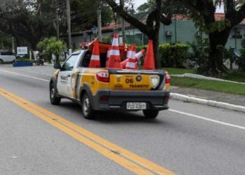 Prefeitura de São Sebastião mantém faixa reversível para otimizar o fluxo de veículos
