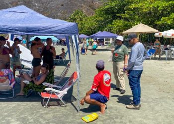 Agentes ambientais participam de caminhada ecológica na Praia de Barequeçaba