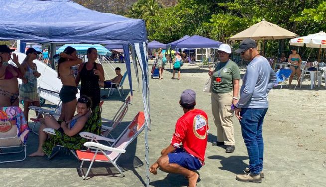 Agentes ambientais participam de caminhada ecológica na Praia de Barequeçaba