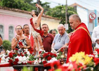 Festa do Padroeiro de São Sebastião segue com procissão, atrações sociais e show do padre Fábio de Melo