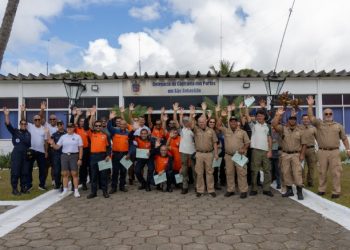 Agentes da Defesa Civil e da Polícia Municipal recebem certificado da Marinha do Brasil para condução de embarcações públicas