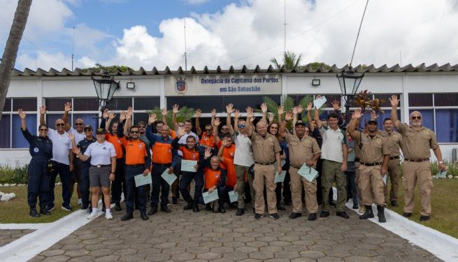 Agentes da Defesa Civil e da Polícia Municipal recebem certificado da Marinha do Brasil para condução de embarcações públicas