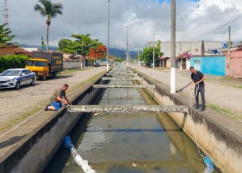 Secretaria de Meio Ambiente instala Ecobarreira em córrego do Canto do Mar para evitar poluição em manguezais, praias e ambiente marinho