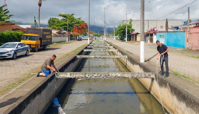 Secretaria de Meio Ambiente instala Ecobarreira em córrego do Canto do Mar para evitar poluição em manguezais, praias e ambiente marinho