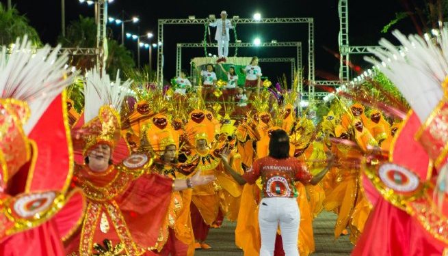 Desfile das Escolas de Samba de São Sebastião movimenta segunda-feira de Carnaval