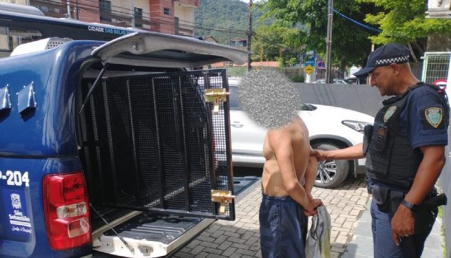 Homem com medida protetiva contra família é flagrado pela Polícia Municipal escondido dentro da casa, em Juquehy