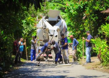 Prefeitura de São Sebastião realiza concretagem em via de acesso da Vila Tropicanga, em Boiçucanga